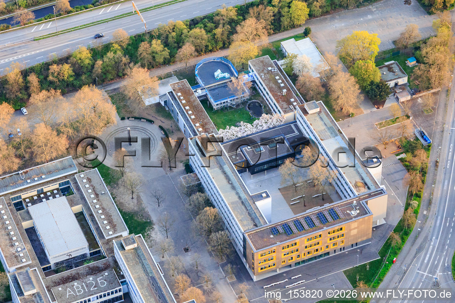 Anne-Frank-Realschule plus im Ortsteil West in Ludwigshafen am Rhein im Bundesland Rheinland-Pfalz, Deutschland