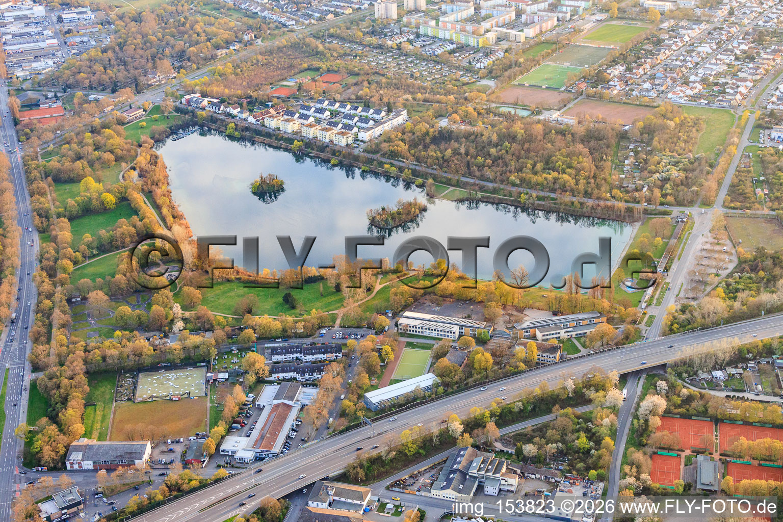 See Große Blies mit Schule an der Blies im Ortsteil Mundenheim in Ludwigshafen am Rhein im Bundesland Rheinland-Pfalz, Deutschland