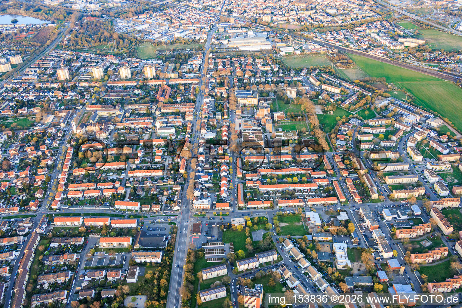 Maudacher Straße aus Westen im Ortsteil Gartenstadt in Ludwigshafen am Rhein im Bundesland Rheinland-Pfalz, Deutschland