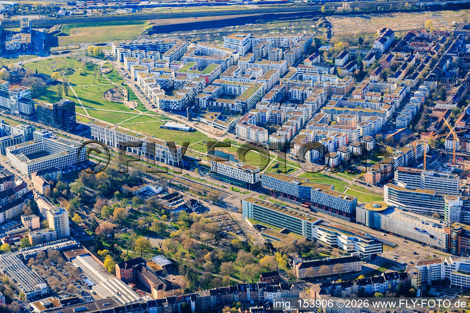 Ludwig-Erhard-Allee aus Norden vor dem Citypark im Ortsteil Südstadt in Karlsruhe im Bundesland Baden-Württemberg, Deutschland