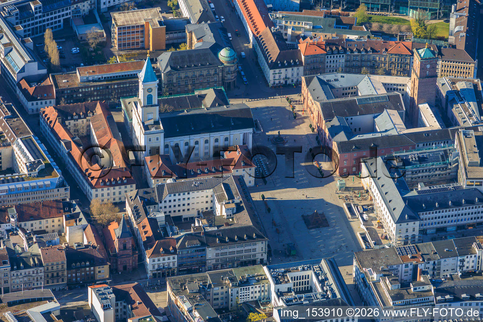Martplatz mit Pyramide und Stadtkirche Karlsruhe im Ortsteil Innenstadt-Ost im Bundesland Baden-Württemberg, Deutschland