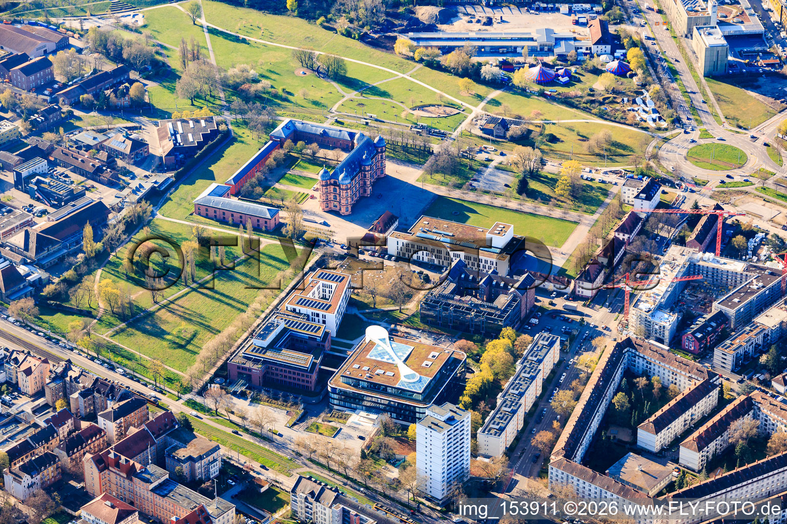 Schloss Gottesaue, Musikschule Wolfgang-Rihm-Forum und BGV Badische Versicherungen im Ortsteil Oststadt in Karlsruhe im Bundesland Baden-Württemberg, Deutschland