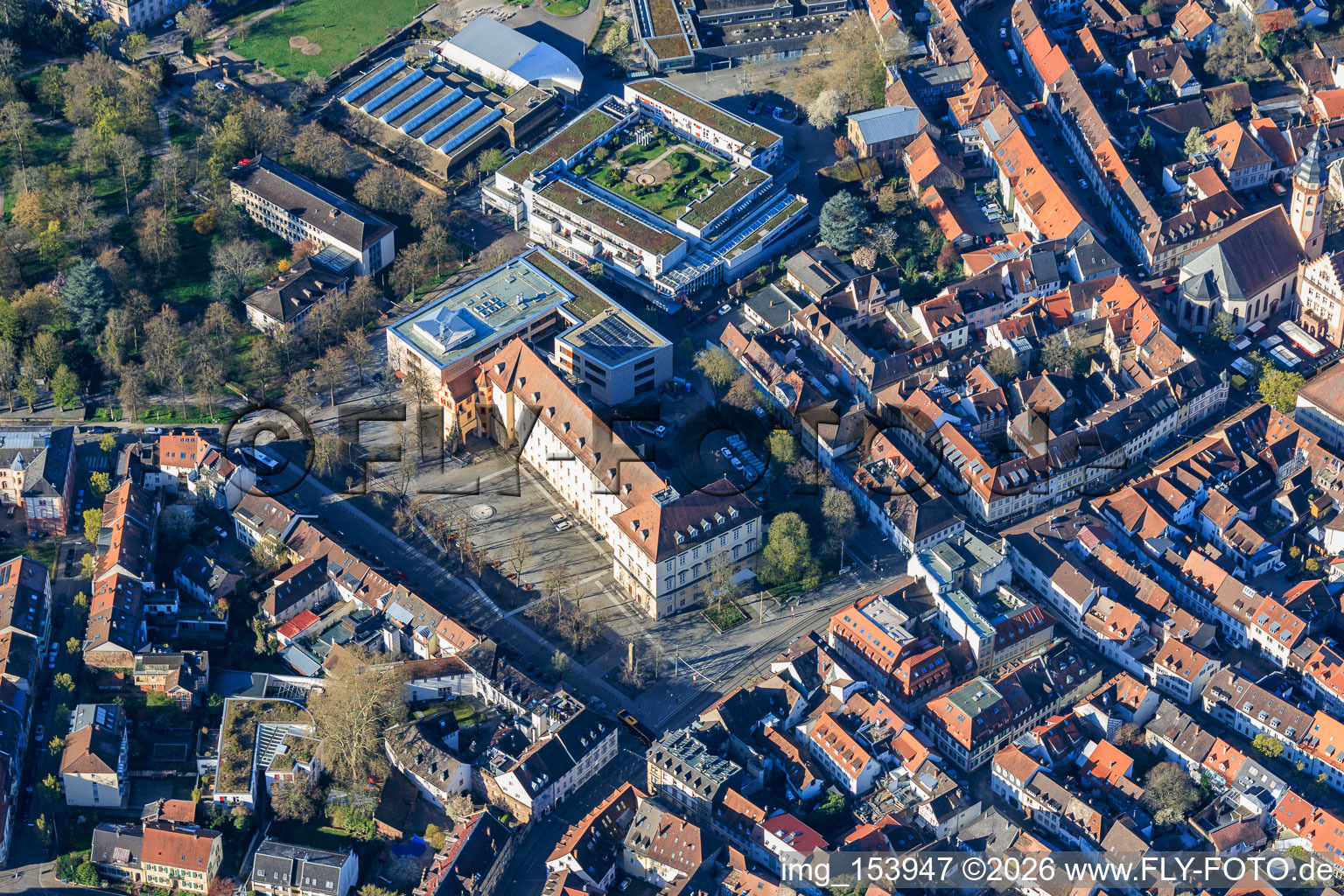 Karlsburg(Carlsburg) und Scheck-in-Center Durlach an der Weiherhofhalle in Karlsruhe im Bundesland Baden-Württemberg, Deutschland