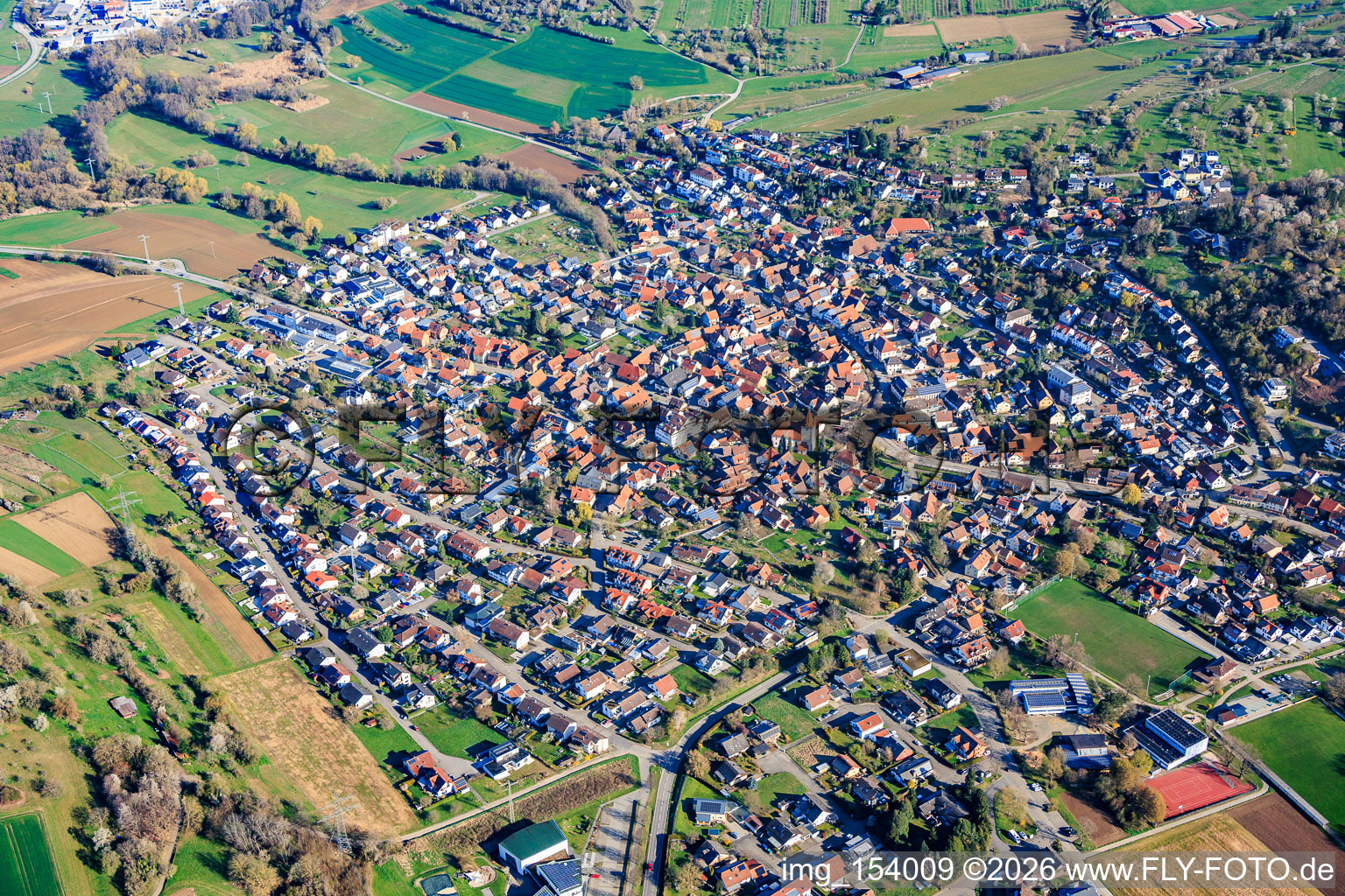 Ortsübersicht aus Süden im Ortsteil Ellmendingen in Keltern im Bundesland Baden-Württemberg, Deutschland