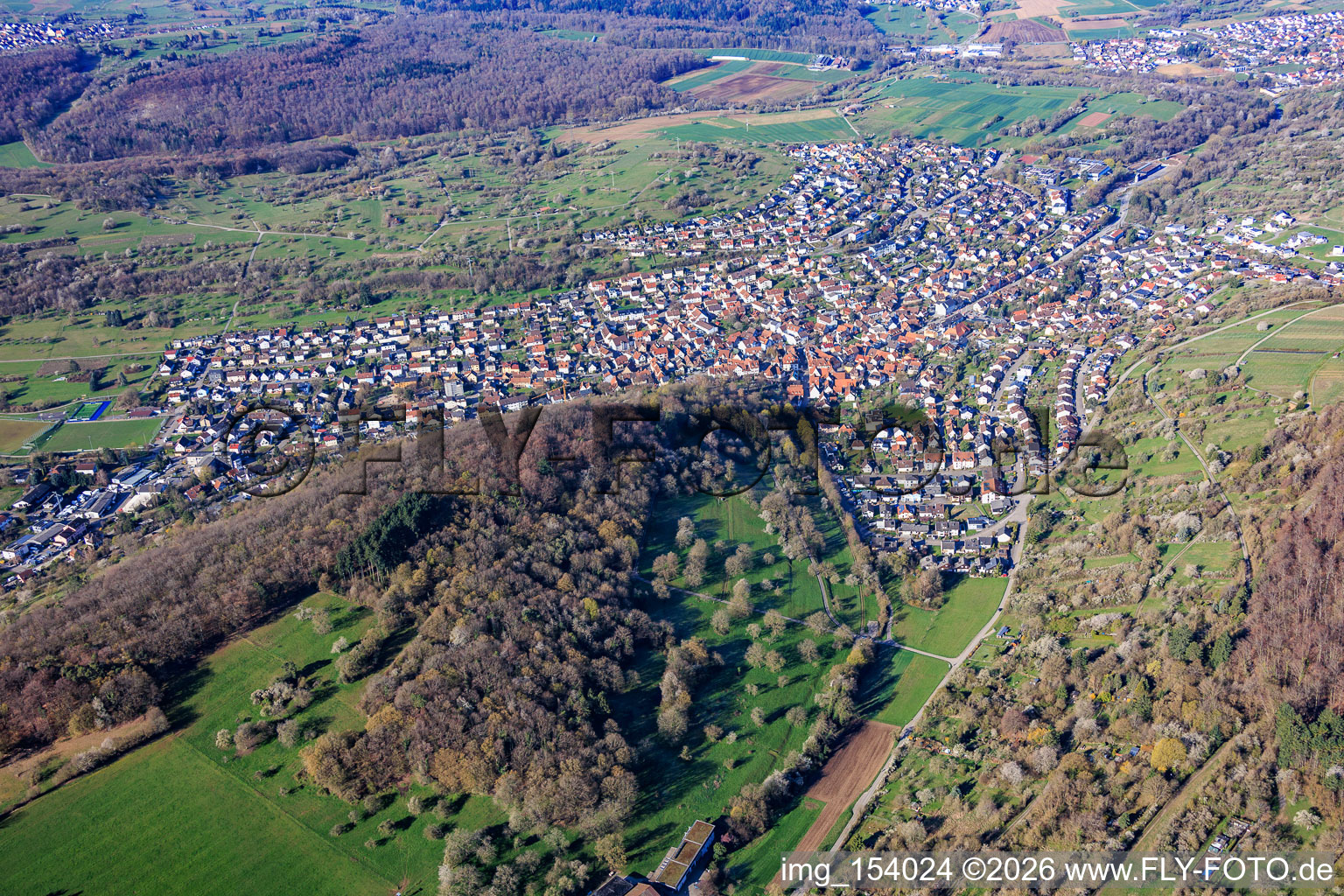 Ortsübersicht aus Osten im Ortsteil Dietlingen in Keltern im Bundesland Baden-Württemberg, Deutschland