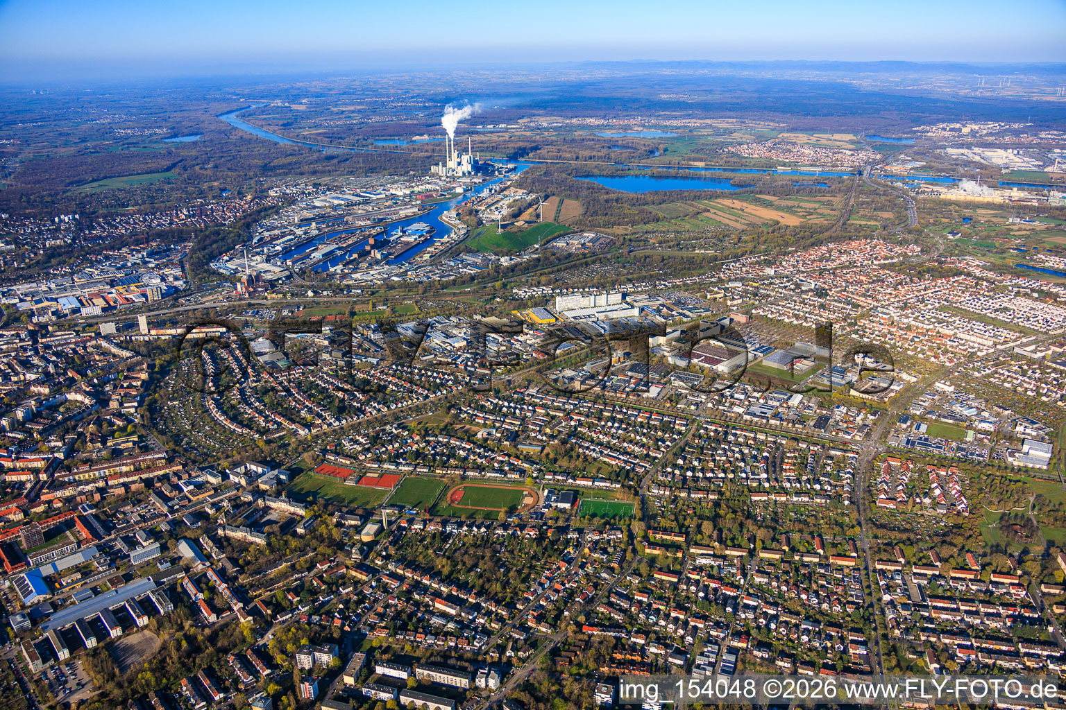 Stadtpanorama aus Osten bis zum Rhein im Ortsteil Nordweststadt in Karlsruhe im Bundesland Baden-Württemberg, Deutschland