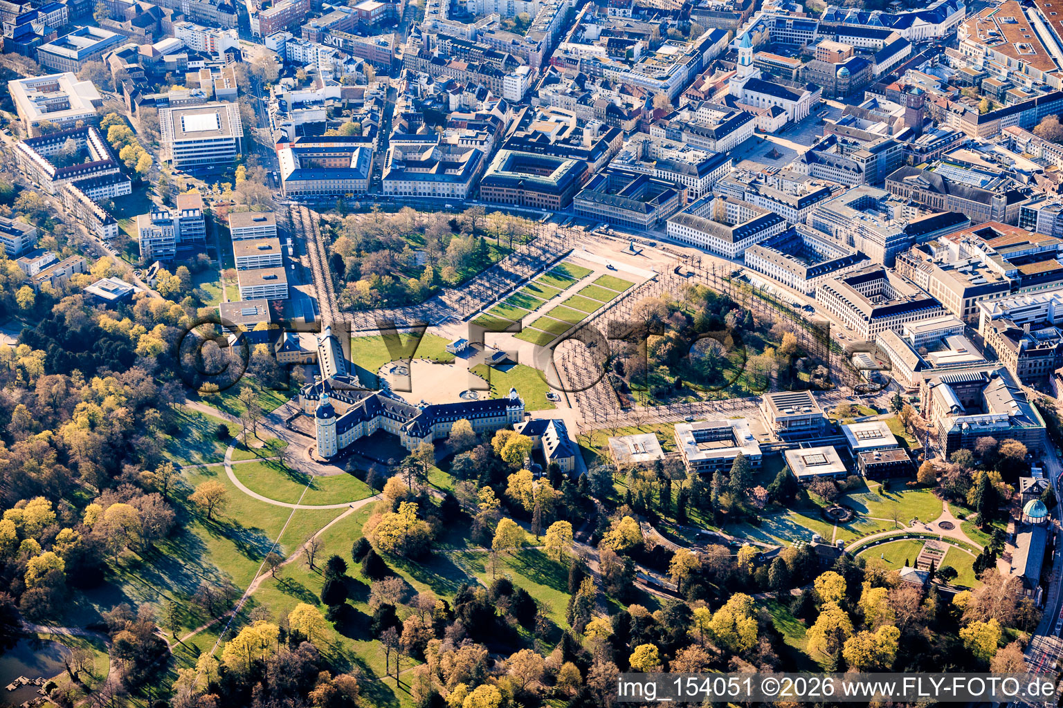 Schlossgarten, Botanischer Garten, Bundesverfassungsgericht, Schloss und Schlossplatz am Zirkel im Ortsteil Innenstadt-West in Karlsruhe im Bundesland Baden-Württemberg, Deutschland