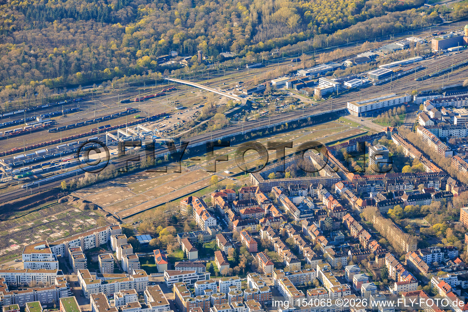 Neugestaltung des Areals an der Stuttgarter Straße als Stadtteilpark und DUSS Terminal Karlsruhe im Ortsteil Südstadt im Bundesland Baden-Württemberg, Deutschland