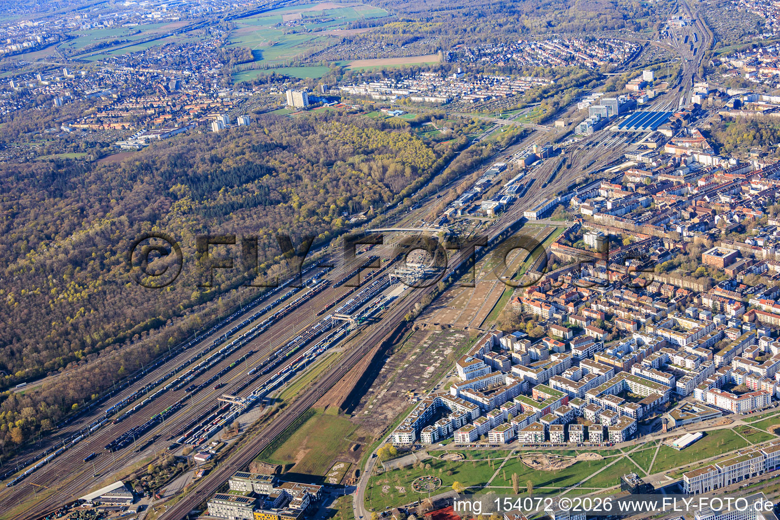Neugestaltung des Areals an der Stuttgarter Straße als Stadtteilpark und DUSS Terminal Karlsruhe im Ortsteil Südstadt im Bundesland Baden-Württemberg, Deutschland
