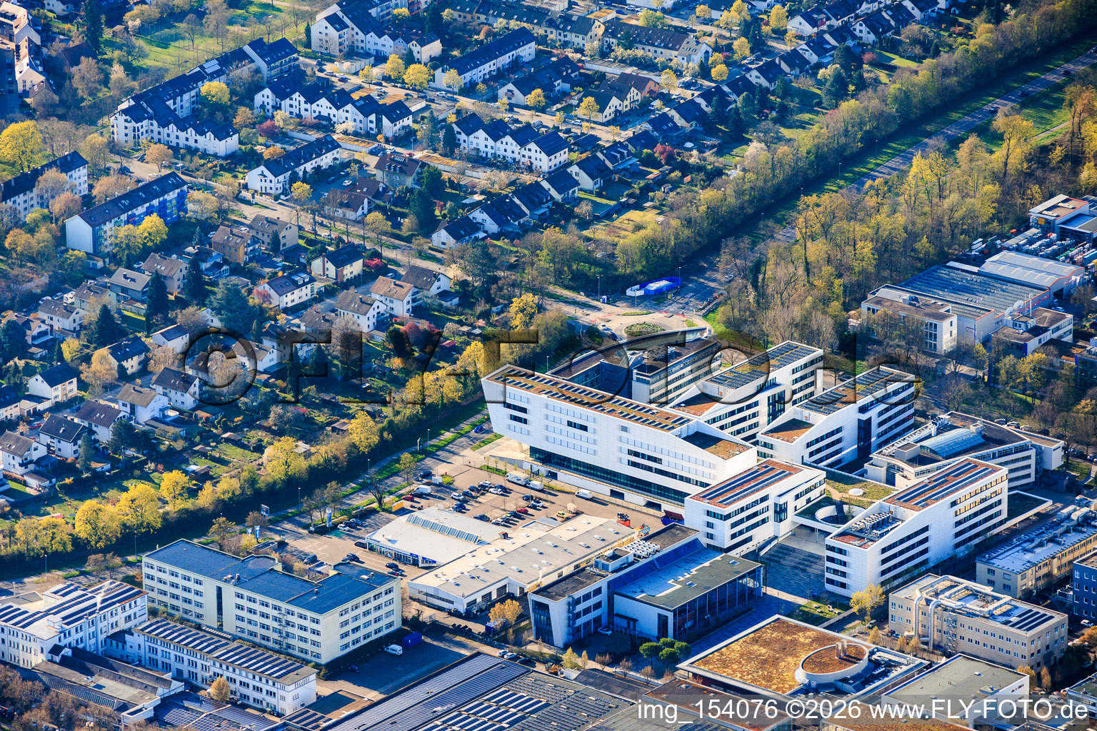 Fiduciastraße x Ostmarkstraße mit Atruvia AG, UKBW Akademie und Pneuhage Reifen und Autoservice im Ortsteil Durlach in Karlsruhe im Bundesland Baden-Württemberg, Deutschland