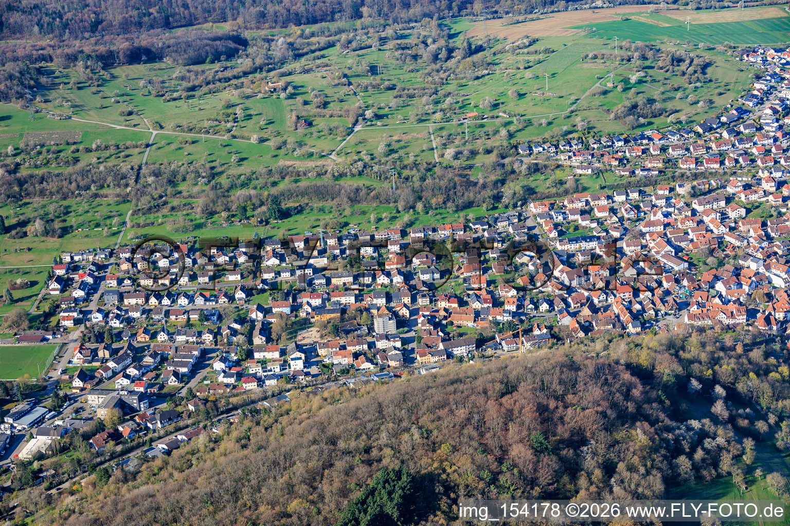 Dietlingen von Osten in Keltern im Bundesland Baden-Württemberg, Deutschland
