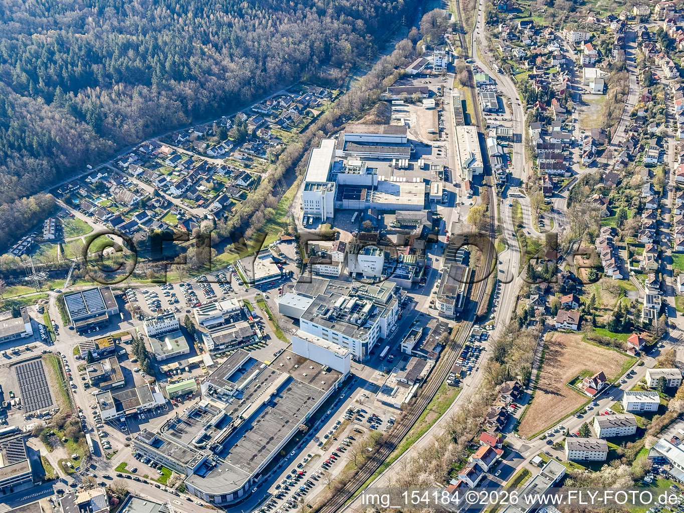 Industriegebiet Industriestraße mit Inovan GmbH & Co. KG und Möbelzentrum Pforzheim in Birkenfeld im Bundesland Baden-Württemberg, Deutschland