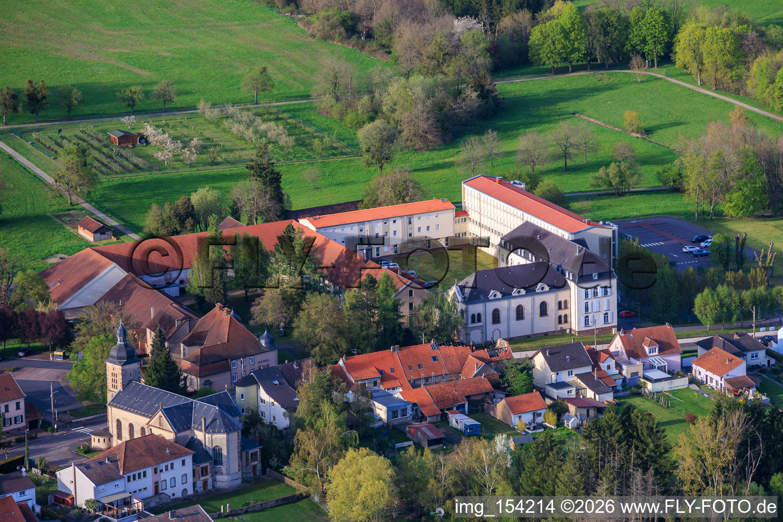 Festhalle Clos du chateau, Bürgermeisteramt und Grundschule in Neufgrange im Bundesland Moselle, Frankreich