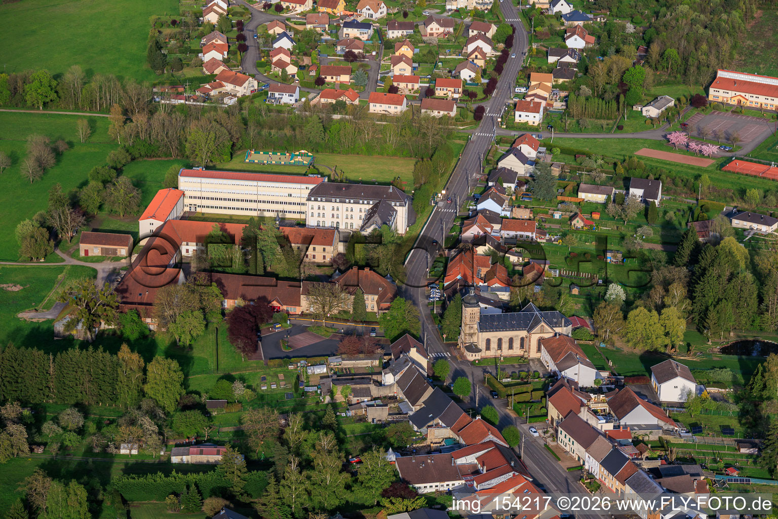 Festhalle Clos du chateau, Bürgermeisteramt und Grundschule in Neufgrange im Bundesland Moselle, Frankreich
