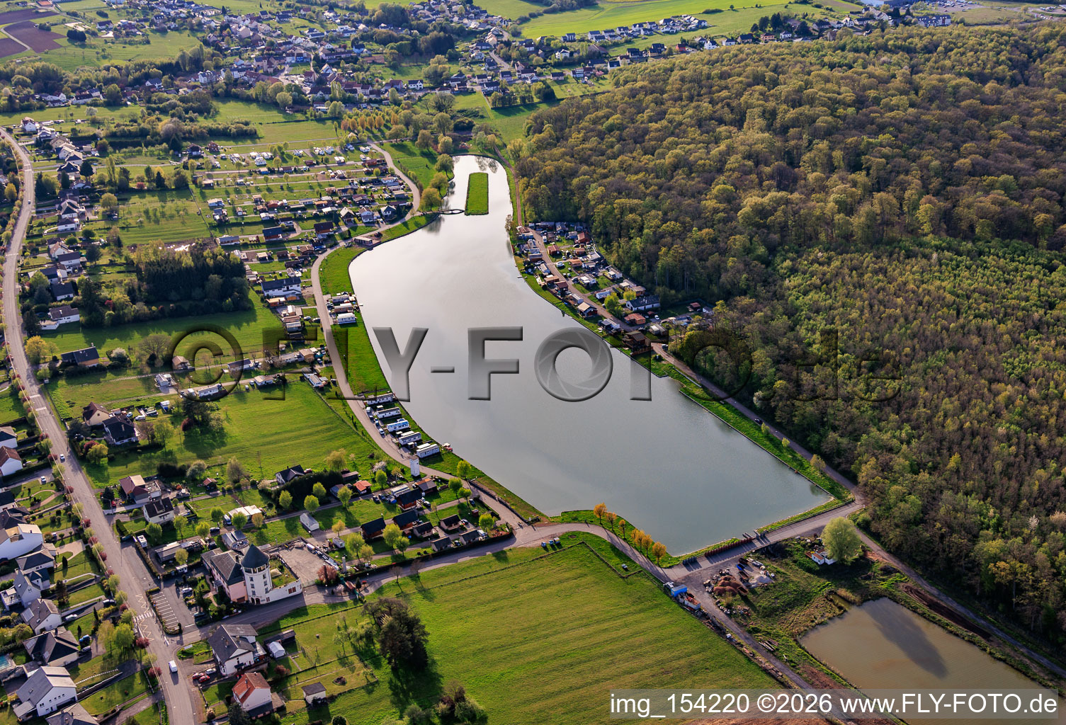 Zwei Teiche "Étang Saint-Vit" und eine Insel als Landebahn im Ortsteil Blauberg in Saargemünd im Bundesland Moselle, Frankreich