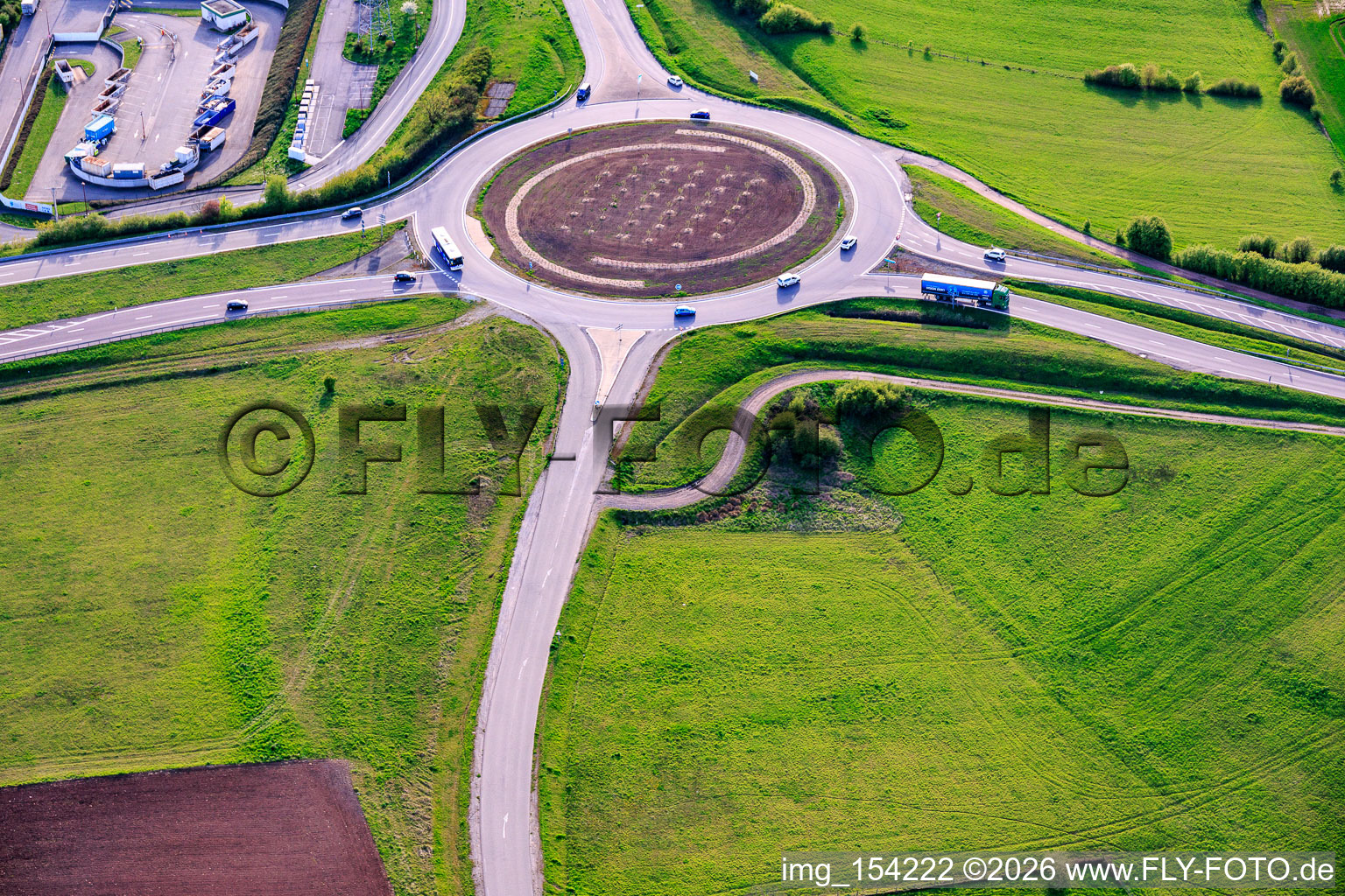 Kreisverkehr and der N61 x Rue de Sarreguemines in Woustviller im Bundesland Moselle, Frankreich