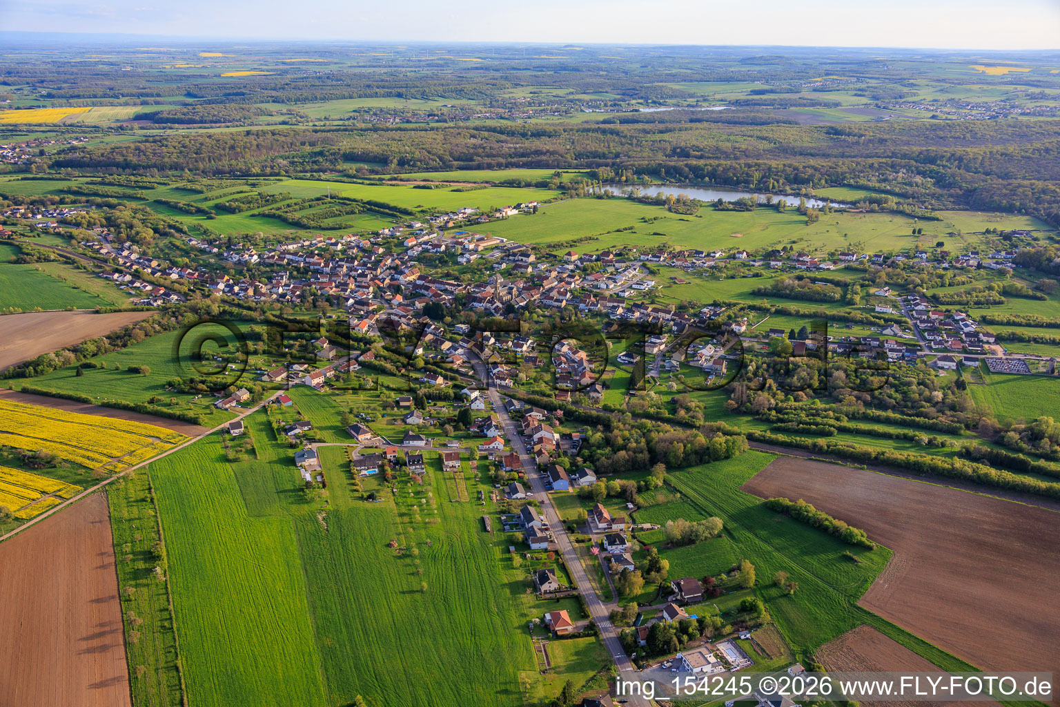 Ortsansicht vor dem Teiche am Weihergraben aus Norden in Farschviller im Bundesland Moselle, Frankreich