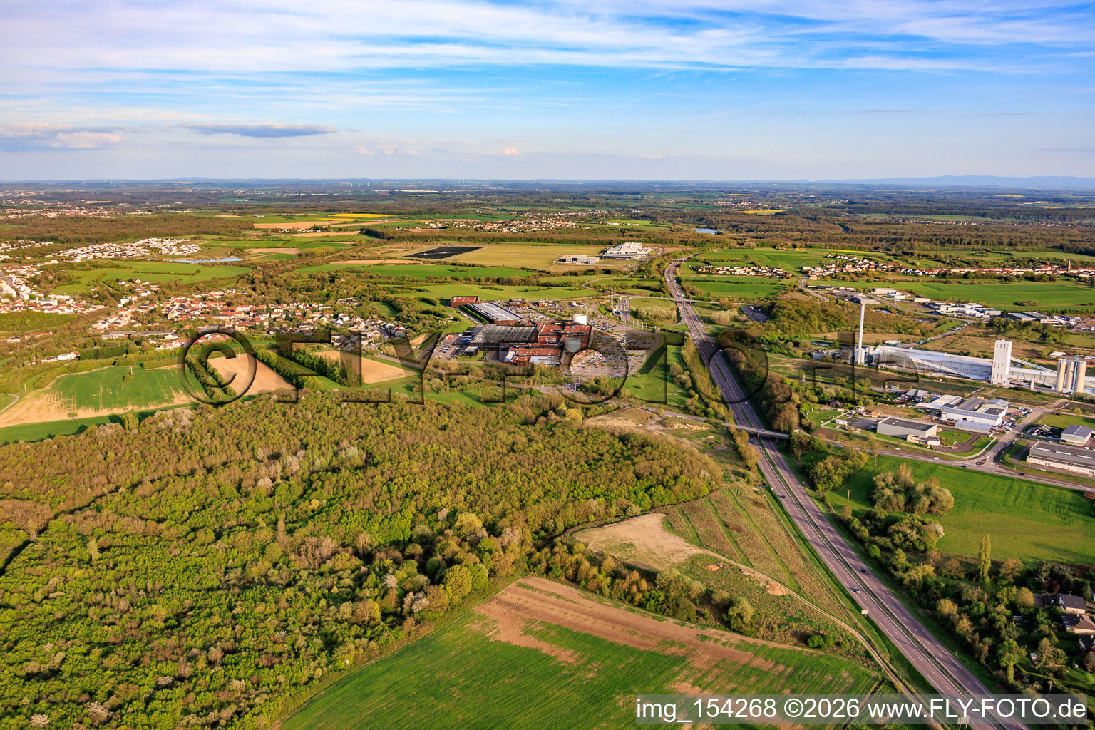 Verlauf der Autoroute de l'Est nach Südosten am Einkaufszentrum Centre commercial B'EST in Farébersviller im Bundesland Moselle, Frankreich