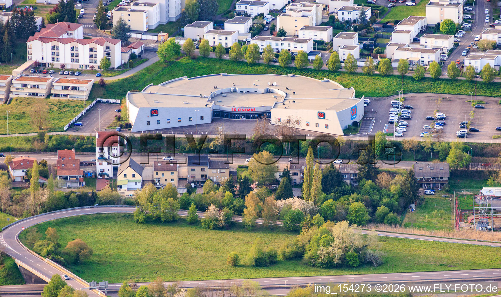 Halbrundes Gebäude des CINÉMA CGR Freyming-Merlebach "10 Cinemas" im Ortsteil Sainte-Barbe im Bundesland Moselle, Frankreich