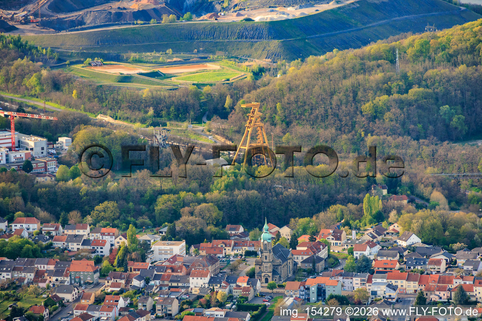Historischer Berwerksförderturm Le puits Cuvelette Nord und Kirche Saint-Maurice im Ortsteil Cité de la Chapelle in Freyming-Merlebach im Bundesland Moselle, Frankreich