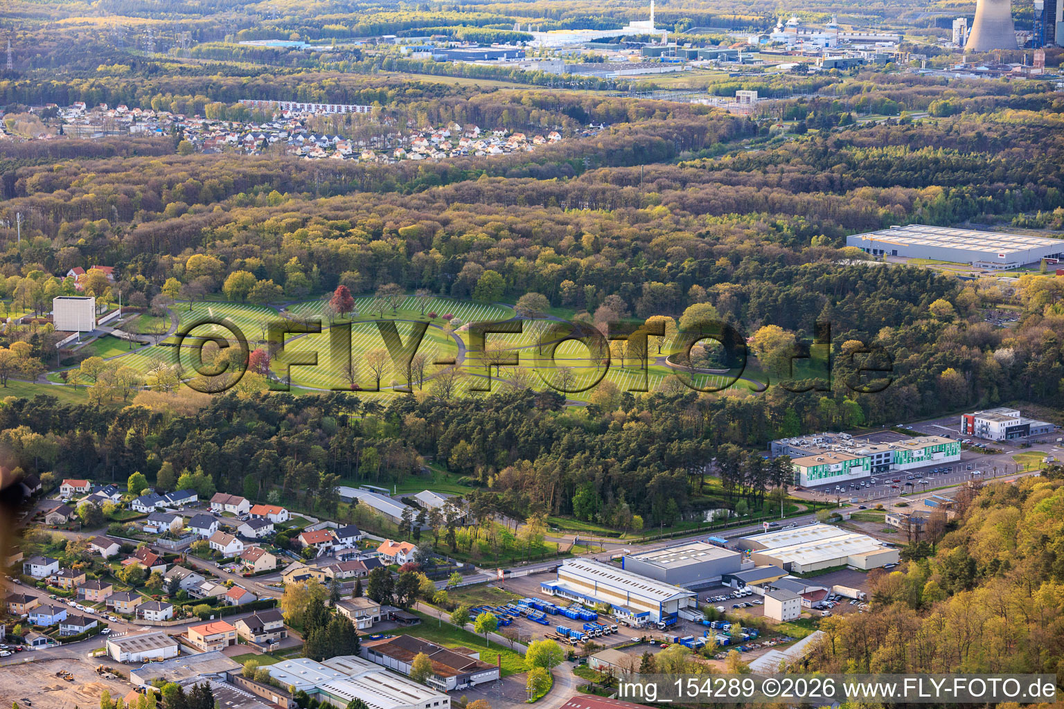 Grabsteinreihen und Parkanlage auf dem Amerikanischen Militärfriedhof und Gedenkstätte von Saint-Avold im Ortsteil Forêts de Zang et du Steinberg im Bundesland Moselle, Frankreich