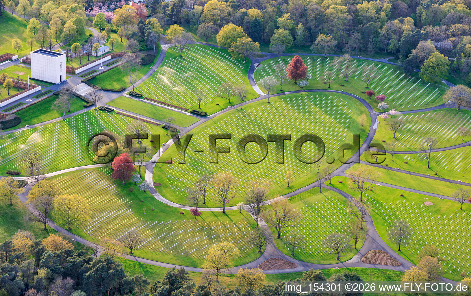 Grabsteinreihen und Parkanlage auf dem Amerikanischer Militärfriedhof und Gedenkstätte von Saint-Avold im Ortsteil Forêts de Zang et du Steinberg im Bundesland Moselle, Frankreich