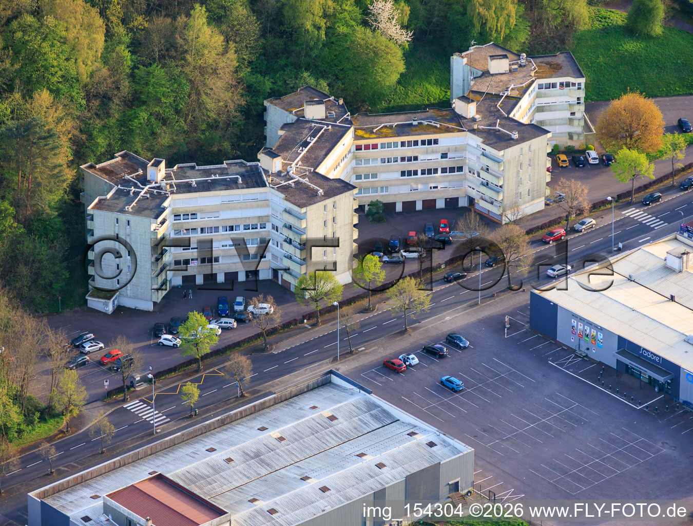 ZickZacl förmiges Gebäude an der Rue du Général Mangin im Ortsteil Centre Ville Felsberg in Saint-Avold im Bundesland Moselle, Frankreich