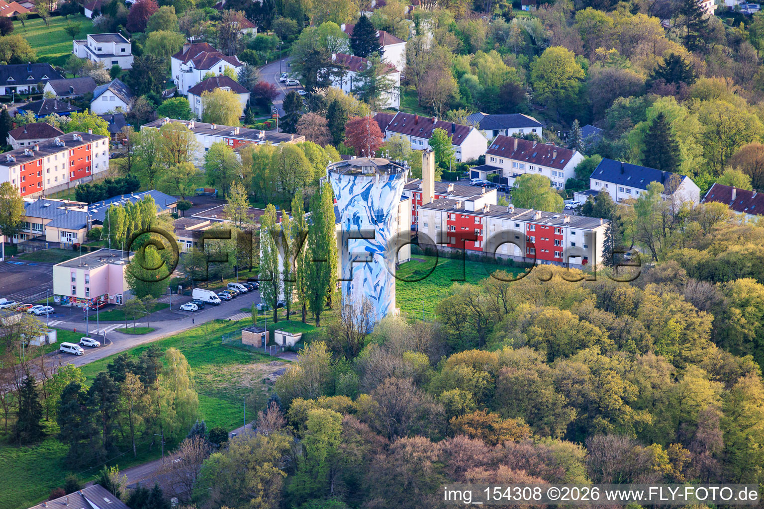 Bemalter Wasserturm an der Rue du Château d'Eau im Ortsteil La Carriere in Saint-Avold im Bundesland Moselle, Frankreich