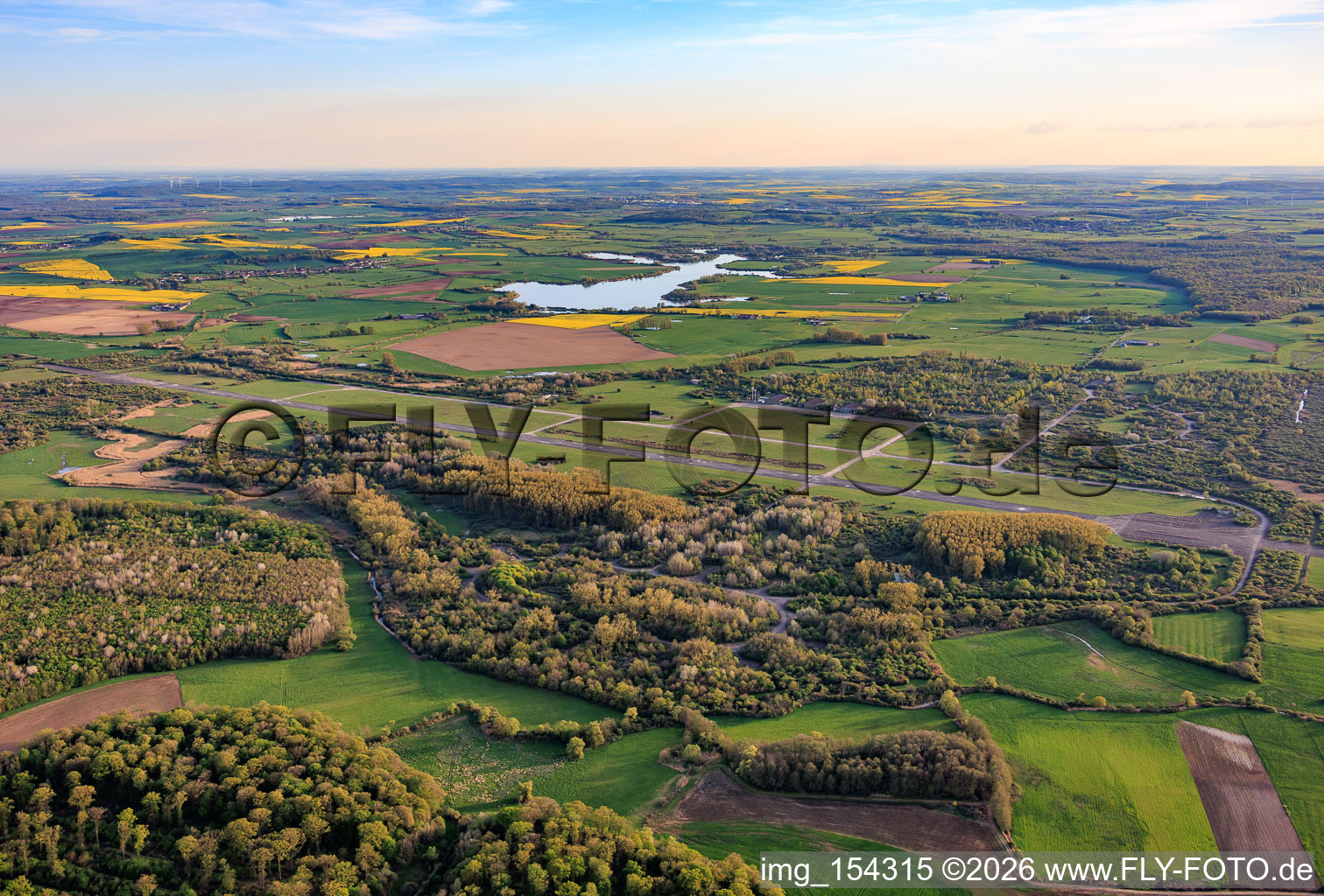 Landebahn des ehemaligen Miltärflugplatz Grostenquin aus Nordosten in Bistroff im Bundesland Moselle, Frankreich