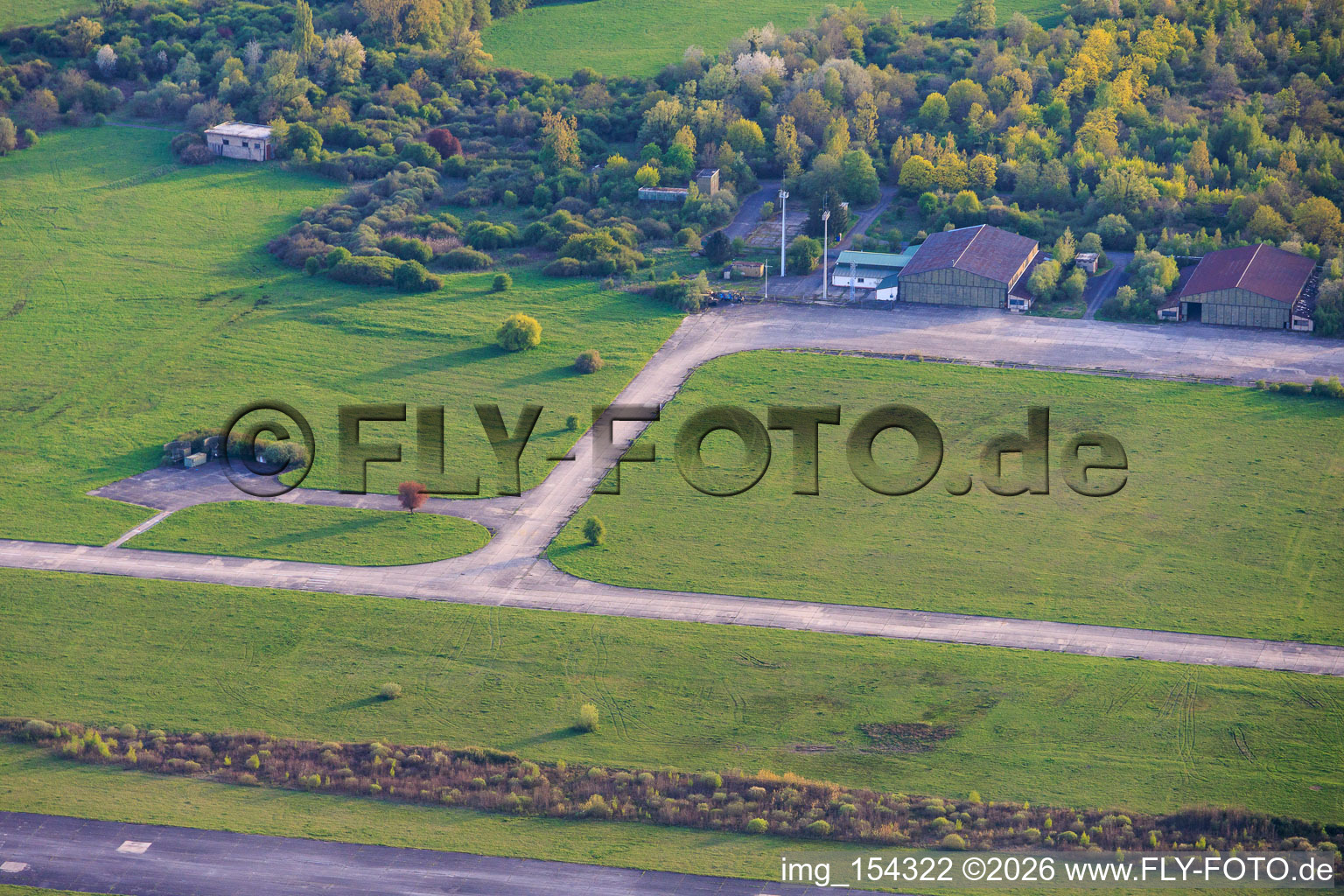 Hangars und Rollwege am ehemaligen Miltärflugplatz Grostenquin in Bistroff im Bundesland Moselle, Frankreich