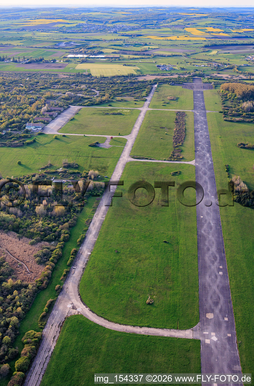 Landebahn des ehemaligen Miltärflugplatz Grostenquin aus Südosten in Bistroff im Bundesland Moselle, Frankreich