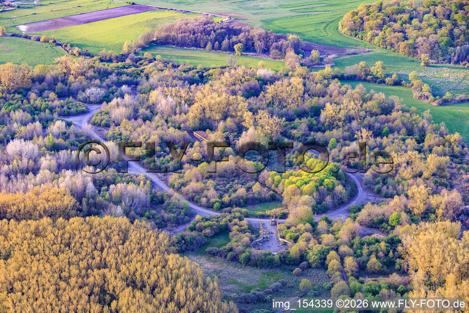 Ovale Strasse zu den Silos am ehemaligen Miltärflugplatz Grostenquin in Bistroff im Bundesland Moselle, Frankreich