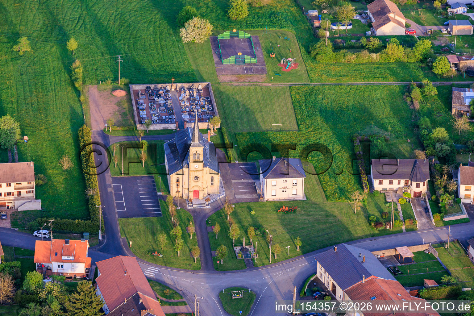 Kirche Saint-Joseph und Mairie von Westen in Frémestroff im Bundesland Moselle, Frankreich