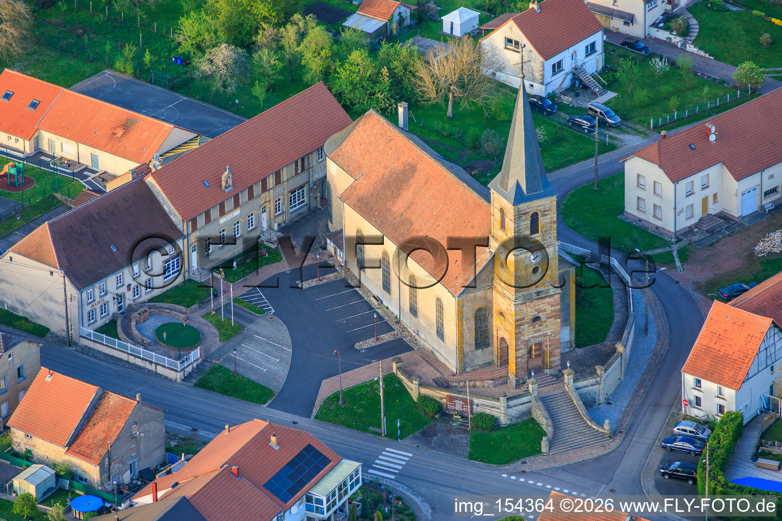 Kirche und Mairie De Leyviller in Leyweiler im Bundesland Moselle, Frankreich