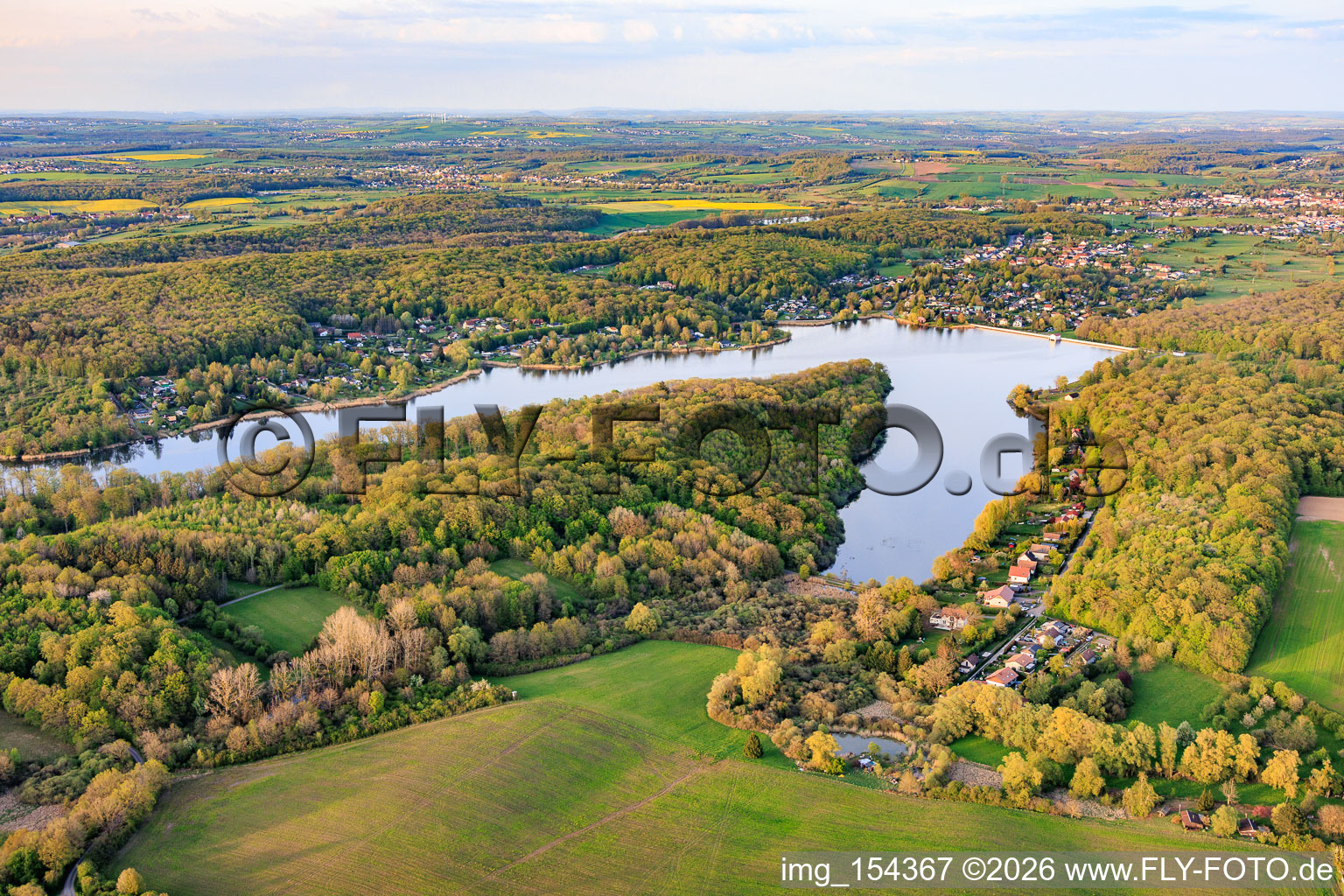 Damm La digue de dief am Étang de Diefenbach in Puttelange-aux-Lacs im Bundesland Moselle, Frankreich