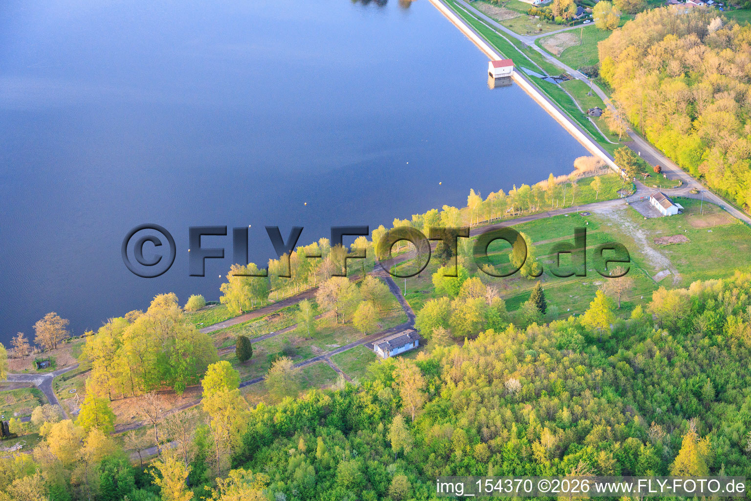 Damm La digue de dief am Étang de Diefenbach in Puttelange-aux-Lacs im Bundesland Moselle, Frankreich
