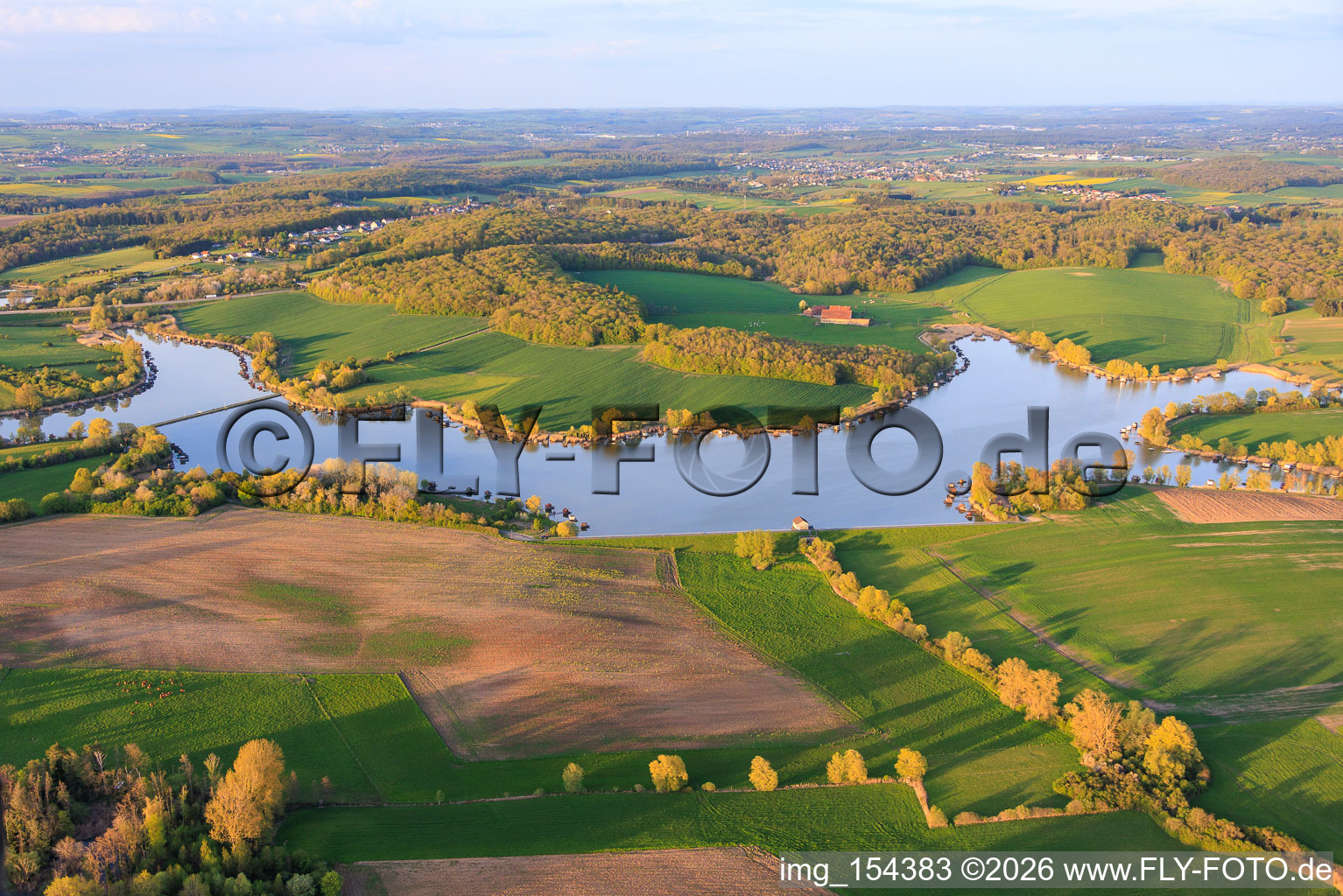 Stege mit Anglerhütten umsäumen das Ufer des Sees Etang du Welschhof in Puttelange-aux-Lacs im Bundesland Moselle, Frankreich