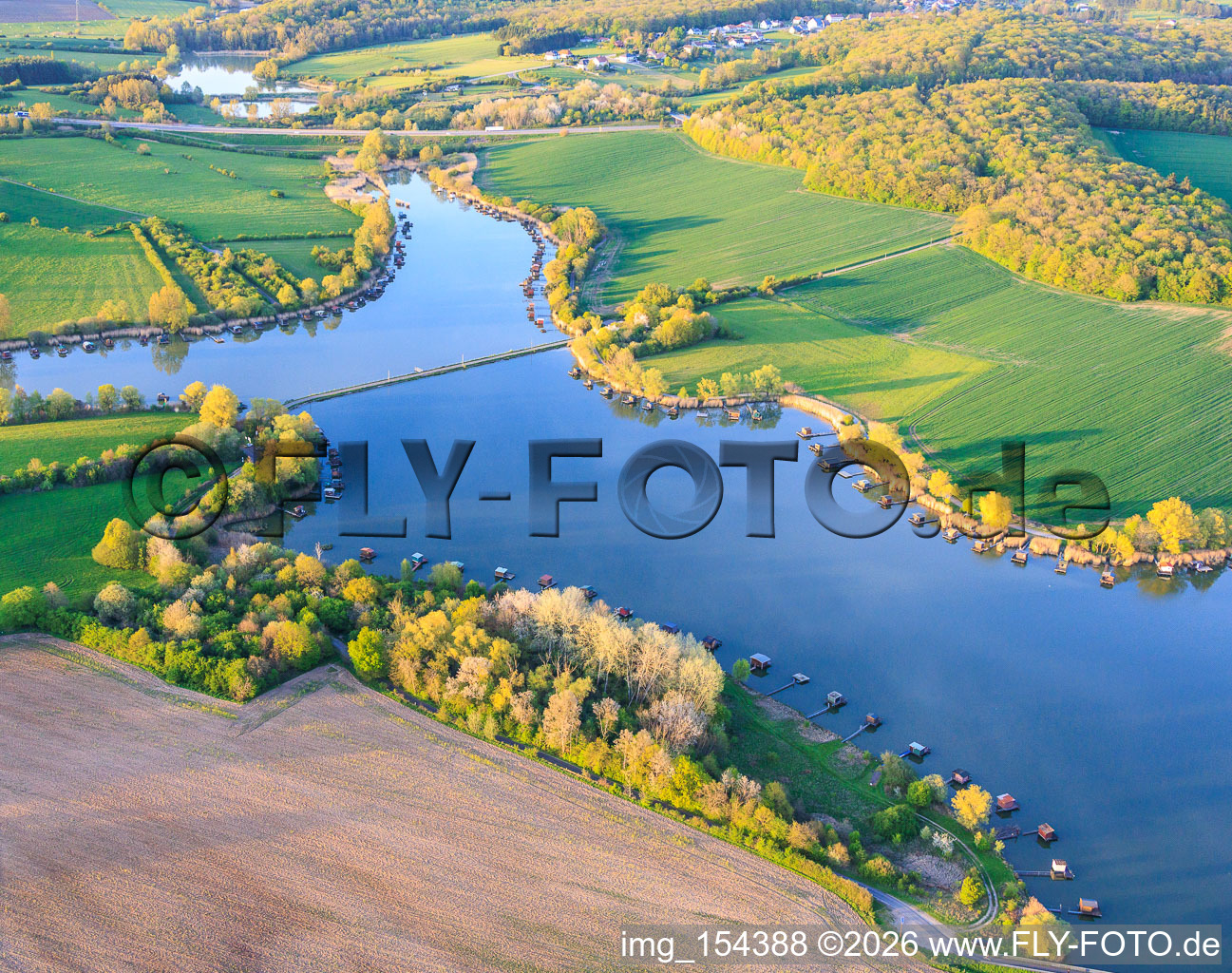 Brücke über den See Etang du Welschhof in Puttelange-aux-Lacs im Bundesland Moselle, Frankreich
