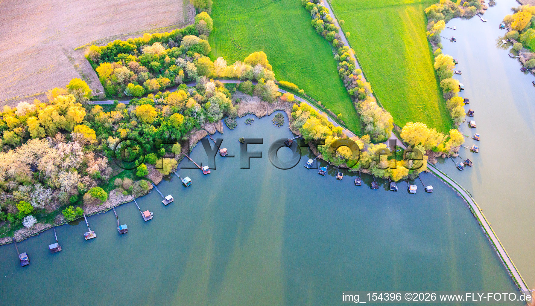 Brücke über den See Etang du Welschhof in Puttelange-aux-Lacs im Bundesland Moselle, Frankreich