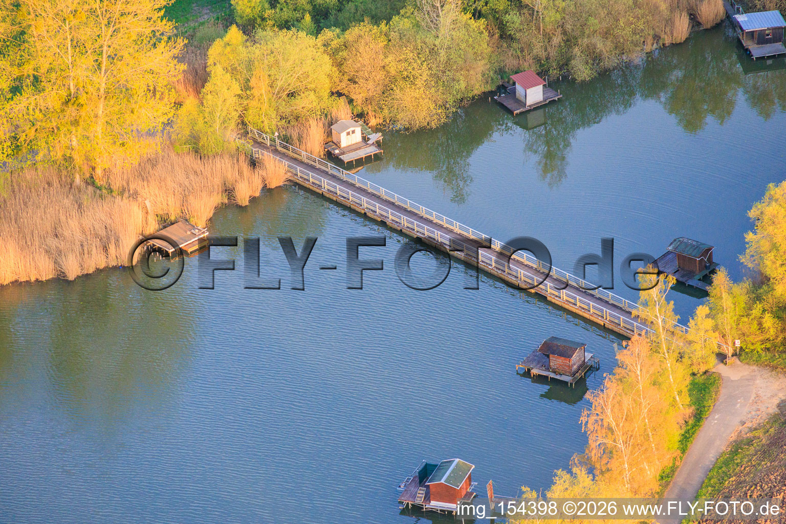 Brücke über das Ostenden des Sees Etang du Welschhof in Puttelange-aux-Lacs im Bundesland Moselle, Frankreich