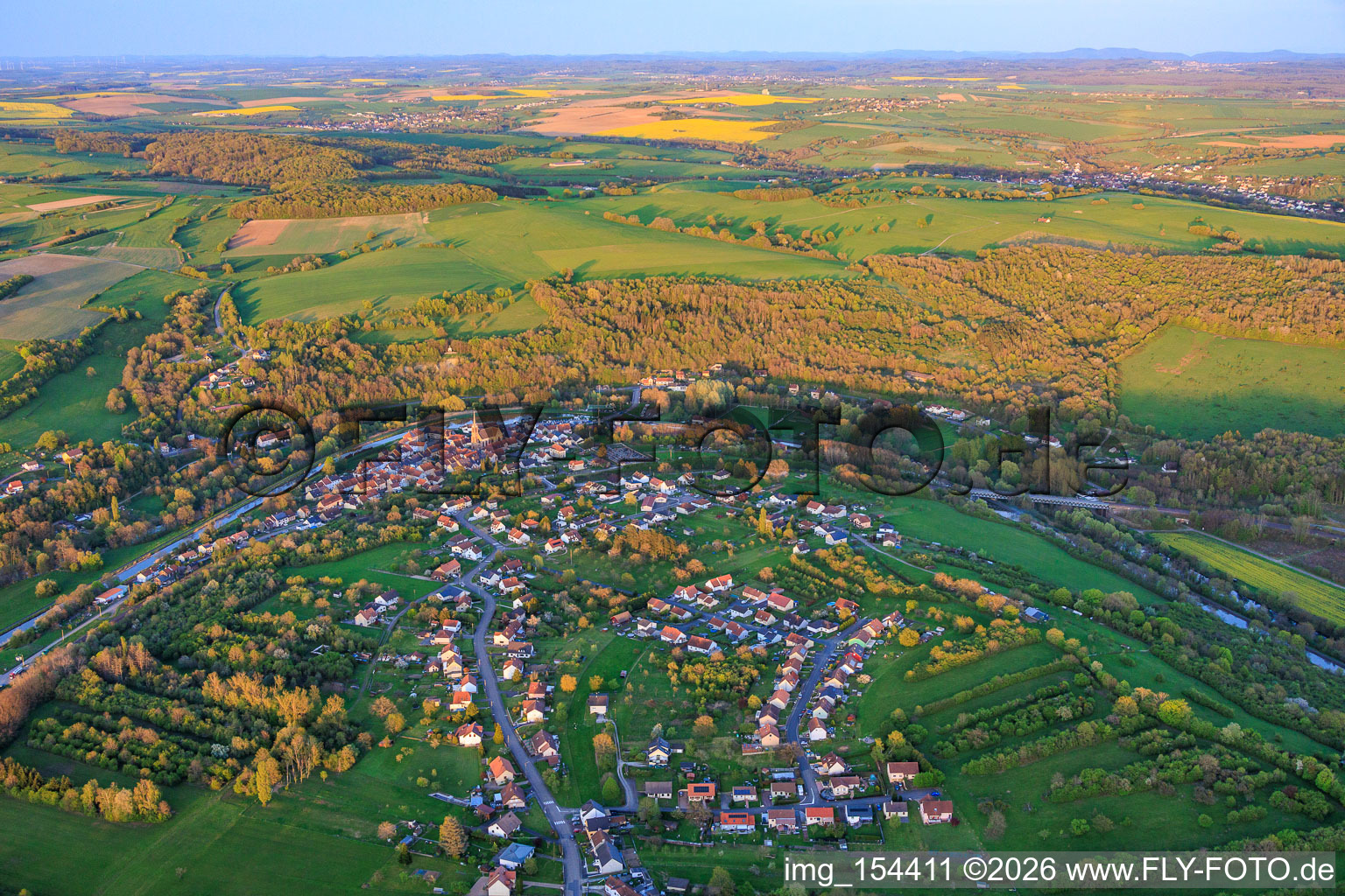 Dorfansicht in eimem Bogen von Saar und Canal des Houillères de la Sarre (Saarkanal) in Wittring im Bundesland Moselle, Frankreich