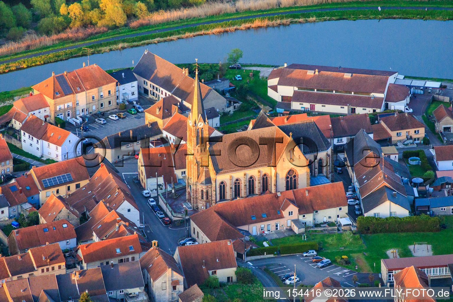Kirche Saint-Etienne im Abendlicht in Wittring im Bundesland Moselle, Frankreich