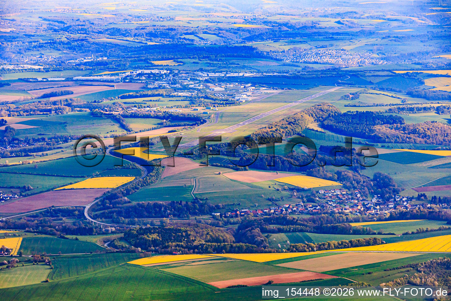 Landebahn des Flughafen TRIWO Zweibrücken EDRZ aus Süden in Althornbach im Bundesland Rheinland-Pfalz, Deutschland