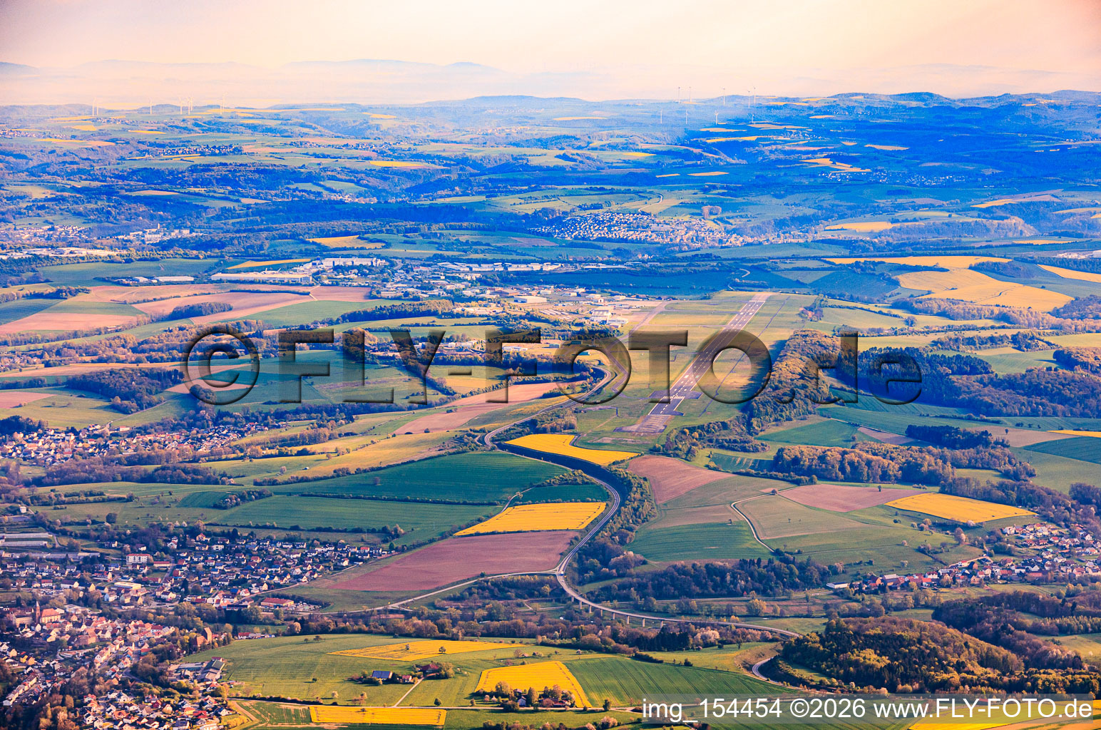 Landebahn des Flughafen TRIWO Zweibrücken EDRZ aus Süden im Ortsteil Brenschelbach in Blieskastel im Bundesland Saarland, Deutschland