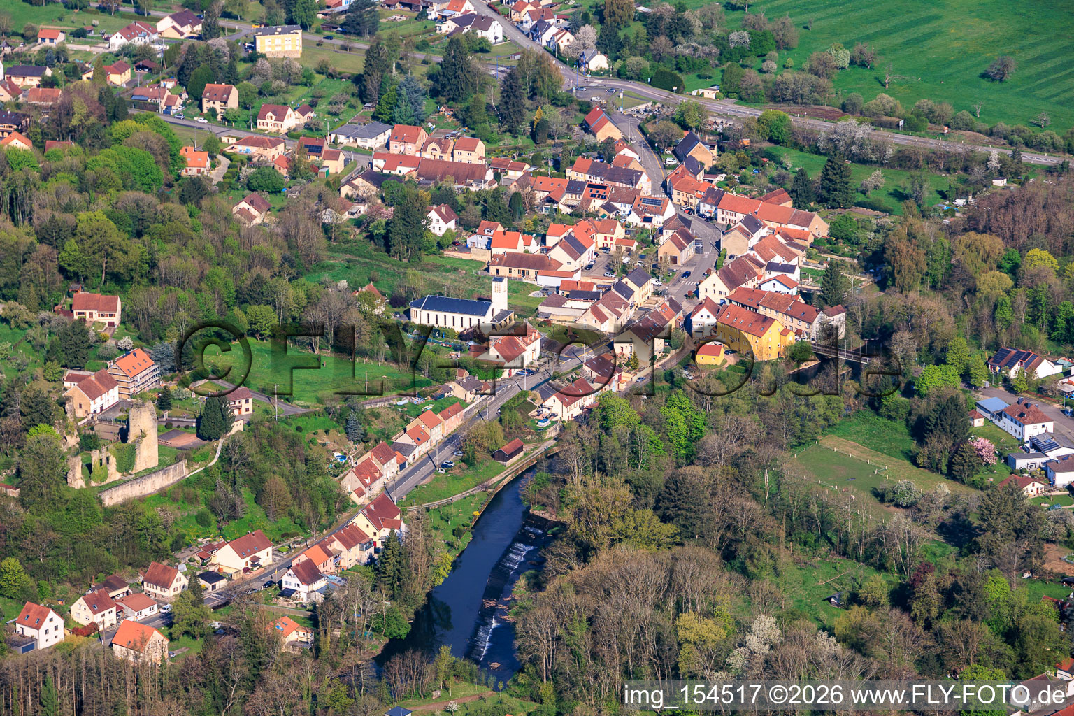 Verlauf der Blies an der deutsch-französischen Landesgrenze und Château de Frauenberg im Bundesland Moselle, Frankreich