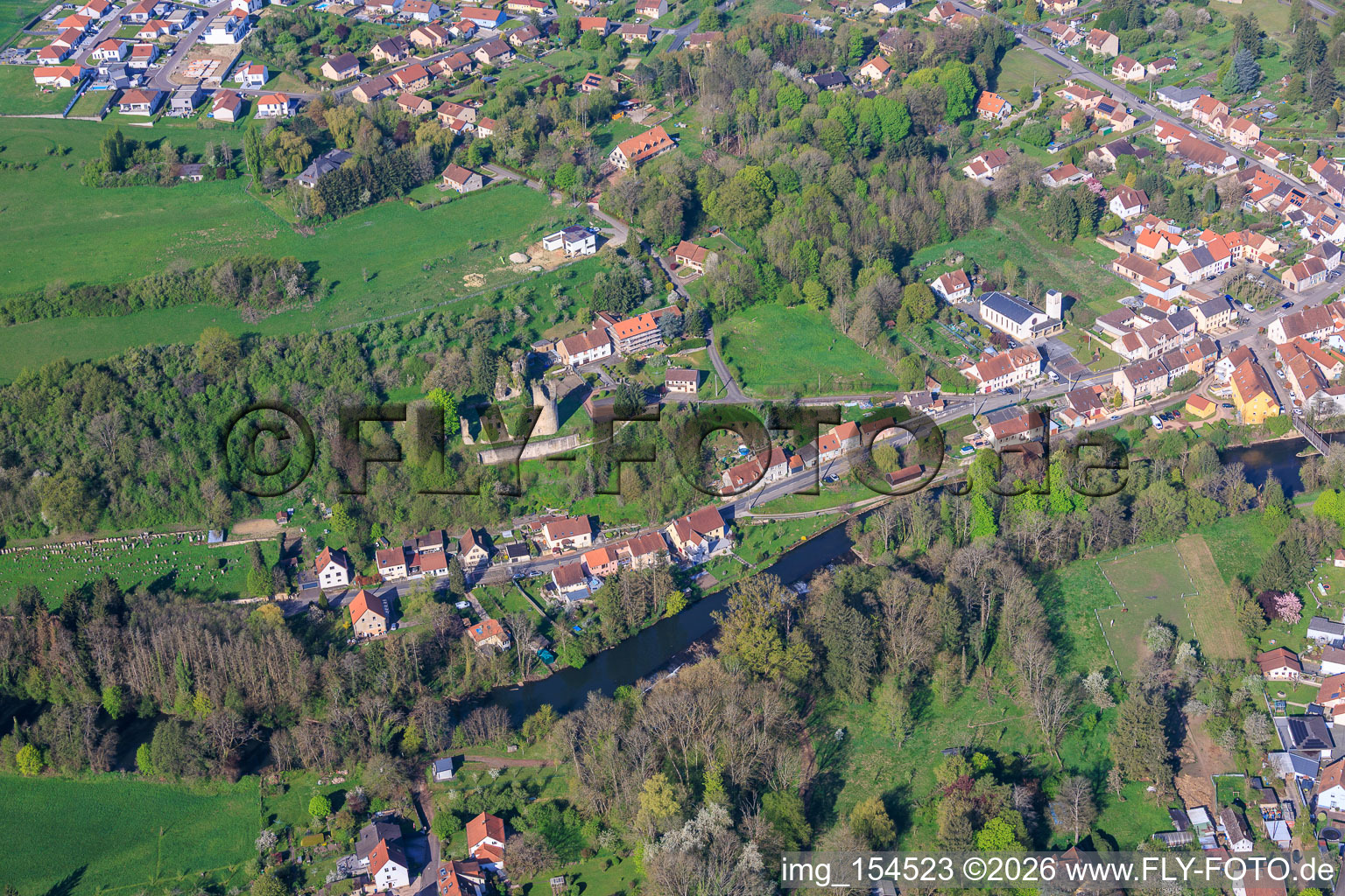 Château de Frauenberg und Kirhe Église Saint-Jacques-le-Majeur über der Blies im Bundesland Moselle, Frankreich