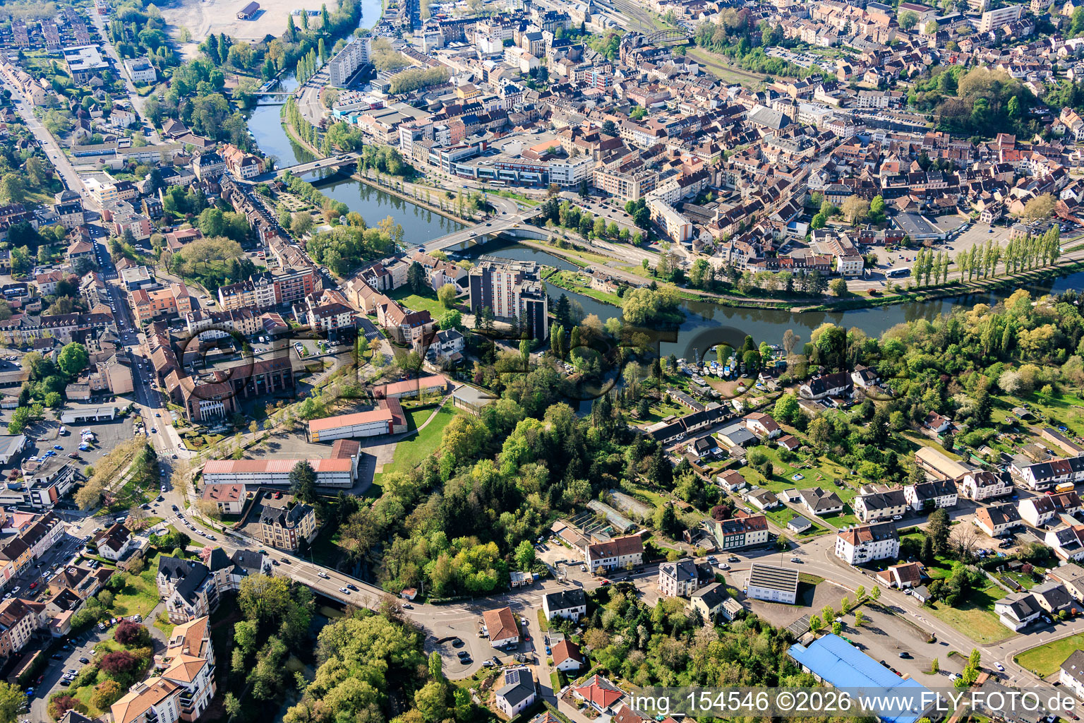 Stadtübersicht aus Norden mit Brücken über die Saar im Ortsteil Blies Sud in Saargemünd im Bundesland Moselle, Frankreich
