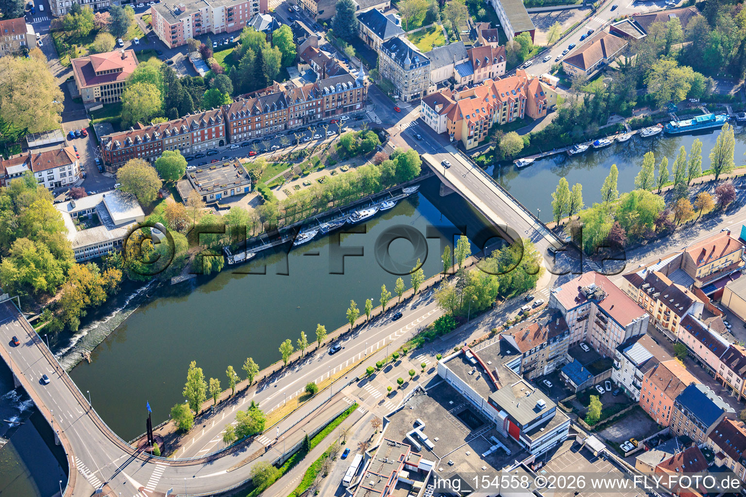 Saar-Brücken Pont de l'Europe und Pont des Alliés sowie Jachthafen von Südwesten im Ortsteil Blies Sud in Saargemünd im Bundesland Moselle, Frankreich