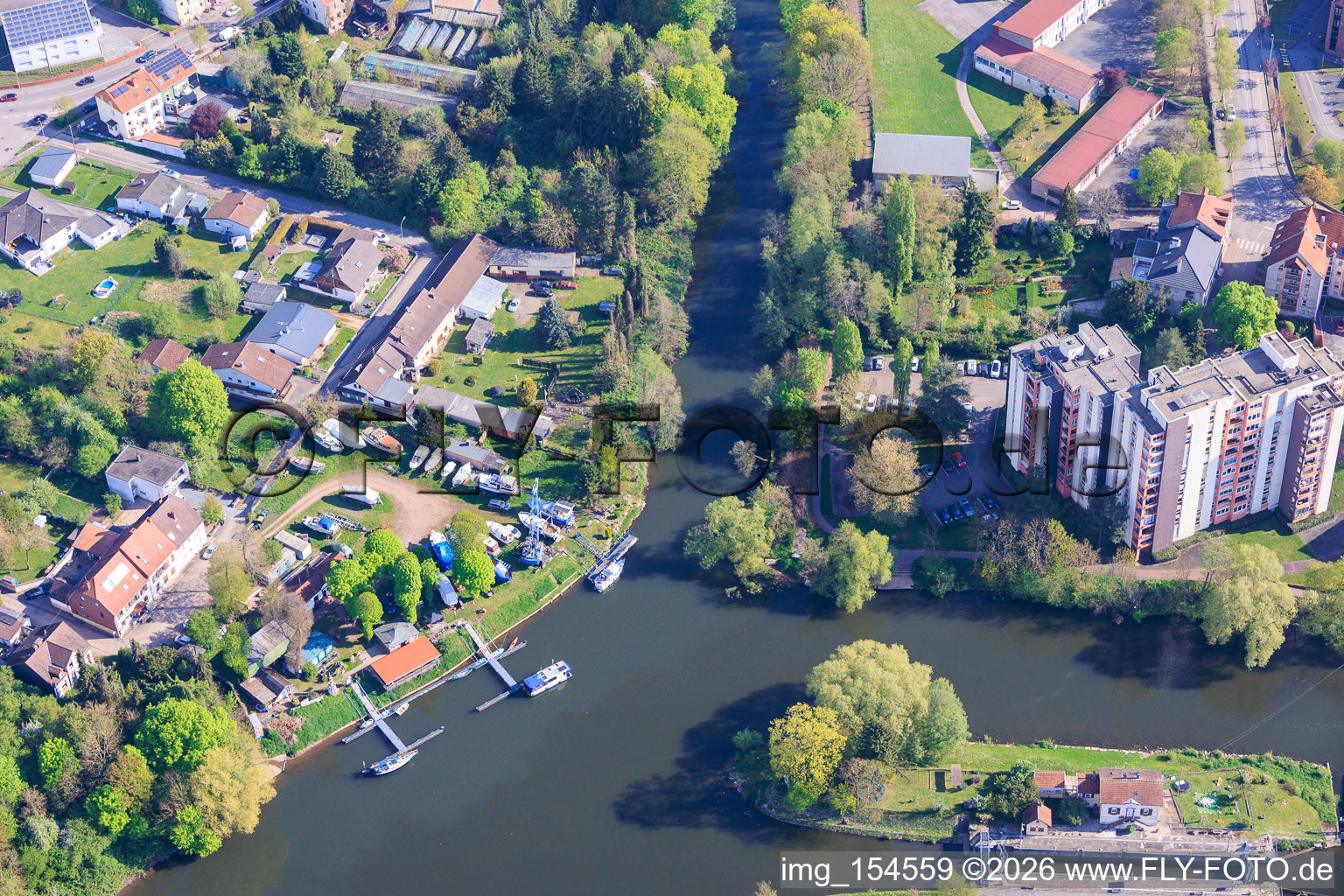 Mündung der Blies in die Saar, Insel der Schleuse 28 Saargemünd und Yachtclub Hanweiler e. V im Ortsteil Blies Sud im Bundesland Moselle, Frankreich