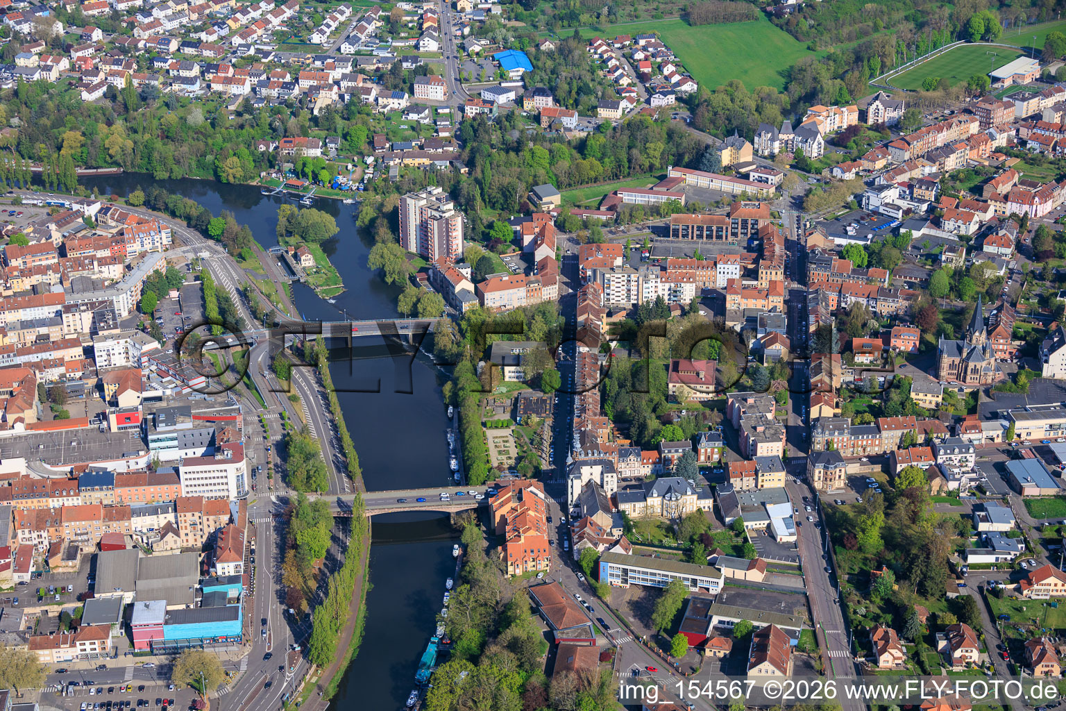 Saar-Brücken Pont de l'Europe und Pont des Alliés, Insel der Schleuse 28 Saargemünd sowie Jachthafen aus Süden im Ortsteil Blies Sud im Bundesland Moselle, Frankreich